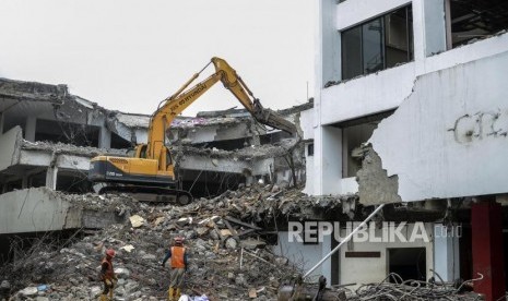 Pekerja membongkar gedung menggunakan alat berat di lokasi proyek revitalisasi kawasan Taman Ismail Marzuki (TIM) di Jakarta, Jumat (7/2).