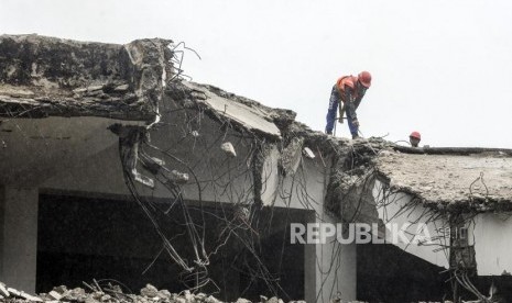 Pekerja beraktivitas di lokasi proyek revitalisasi kawasan Taman Ismail Marzuki (TIM) di Jakarta, Jumat (7/2).