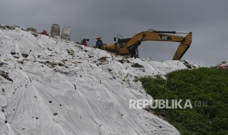 Pekerja mengumpulkan plastik untuk dijual di TPA Cipayung, Depok, Jawa Barat (ilustrasi). Unit Pelaksanan Teknis Dinas (UPTD) Tempat Pembuangan Akhir (TPA) Cipayung Kota Depok, Jawa Barat akan menerapkan pengelolaan sampah berteknologi Refuse Derived Fuel (DRF).