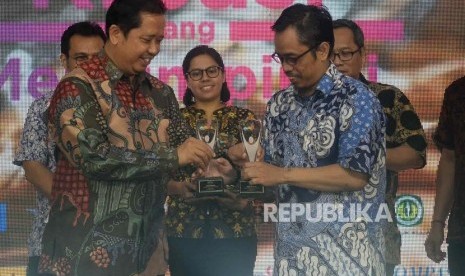 Ketua Bidang Pendidikan Serikat Perusahaan Pers (SPS) Syamsudin Hadi Sutarto memberikan penganugerahan kepada Kepala Bagian Infografis Republika Muhamad Ali Imron pada Awarding Night Serikat Perusahaan Pers (SPS) di Banjarmasin, Kalimantan Selatan, Jumat (7/2) malam.