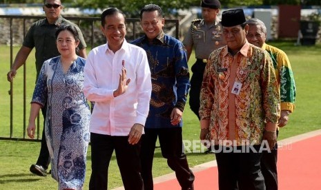 Presiden Joko Widodo (dua kiri) didampingi Gubernur Kalsel Sahbirin Noor (dua kanan),