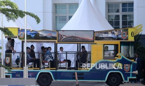 Presiden Joko Widodo bersama Ketua PWI Pusat Atal Sembiring Depari, Menteri PUPR Basuki Hadimuljono dan Menteri Lingkungan Hidup dan Kehutanan Siti Nurbaya menggunakan bus pariwisata Kalsel saat menghadiri perayaan Hari Pers Nasional (HPN) 2020 di Banjarbaru, Kalimantan Selatan, Sabtu (8/2).