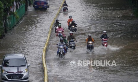 Sejumlah kendaraan roda dua dan empat melintas di jl WR Suprapto Jakarta, yang terendam banjir,  Sabtu (8/2).