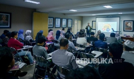 Kepala Republika Online Elba Damhuri menyampaikan sambutan saat workshop Jurnalistik Milenial di Kantor Republika, Jalan Warung Buncit, Sabtu (8/2).