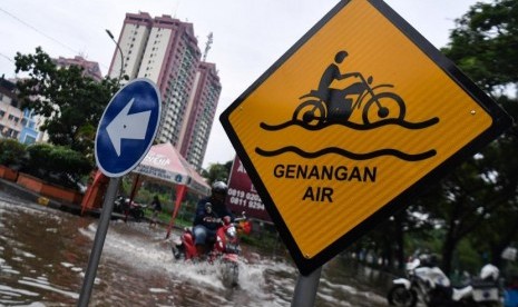 Pengendara motor melintasi banjir di Jalan Letjen Suprapto, Jakarta Pusat, Sabtu (8/2/2020).