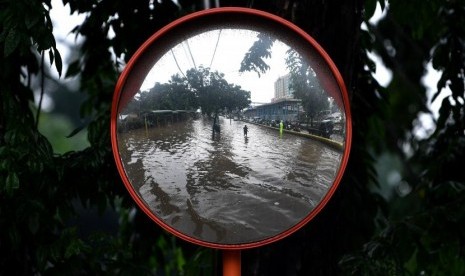 [Ilustrasi] Refleksi banjir di Jakarta Pusat (Jakpus). Wali Kota Jakarta Pusat Bayu Meghantara melalui camat dan lurah mulai mendata titik-titik evakuasi banjir. 