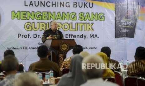 Ketua Dewan Pertimbangan MUI Din Syamsuddin memberikan testimoni saat peluncuran buku Mengenang Sang Guru Politik Bachtiar Effendy di Kantor PP Muhammadiyah, Menteng, Jakarta, Senin (10/2).