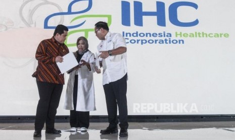 Menteri BUMN Erick Thohir (kiri), Wakil Menteri BUMN II Kartika Wirjoatmodjo (kanan), dan Direktur Utama PT Pertamina Bina Medika IHC Dokter Fathema Djan R. berbincang pada acara 1st Indonesia Healthcare Corporation Medical Forum di Jakarta, Senin (10/2).