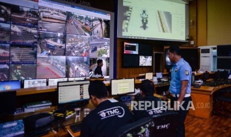 [Iilustrasi] Petugas back office ETLE Traffic Management Center (TMC) Polda Metro Jaya menganalisa pelanggaran roda dua.