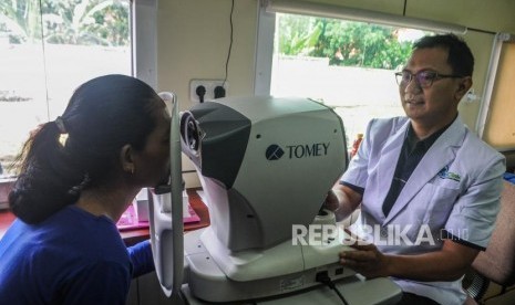 Dokter memeriksa kesehatan mata pasien di dalam kereta Rail Clinic di Stasiun Maja, Lebak, Banten, Selasa (11/2/2020).