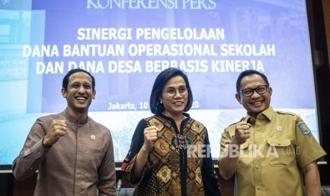 Menkeu Sri Mulyani (tengah) bersama Mendikbud Nadiem Makarim (kiri) dan Mendagri Tito Karnavian (kanan) berfoto sebelum memberikan konferensi pers tentang Sinergi Pengelolaan Dana Bantuan Operasional Sekolah (BOS) dan Dana Desa Berbasis Kinerja di Kementerian Keuangan, Jakarta, Senin (10/2/2020).