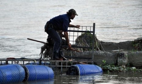 Ahli penanganan satwa liar asal Australia, Matthew Nicolas Wright memasang perangkap pada lokasi kemunculan buaya yang terjerat ban sepeda motor di Sungai Palu di Palu, Sulawesi Tengah, Selasa (11/2/2020).