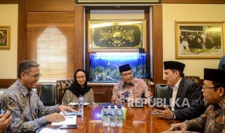 Ketua Umum PBNU KH Said Aqil Siradj bersama Sekjen PBNU Helmy Faishal Zaini dan Menteri Luar Negeri Retno Marsudi saat melakukan pertemuan di Kantor PBNU, Jakarta, Selasa (11/2).