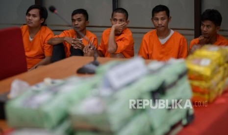 Tersangka kasus penyelundupan narkotika jenis methamphetamine (shabu) jaringan internasional dihadirkan saat Konferensi Pers ungkap kasus narkotika di Mabes Polri, Jakarta, Rabu (12/2).