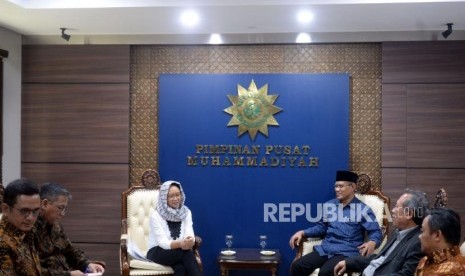 Menlu Temui Ketum PP Muhammadiyah. Menlu Retno Marsudi (tiga kiri) bersama Ketum PP Muhammadiyah Haedar Nashir saati pertemuan tertutup di Kantor PP Muhammadiyah, Yogyakarta, Rabu (12/2).