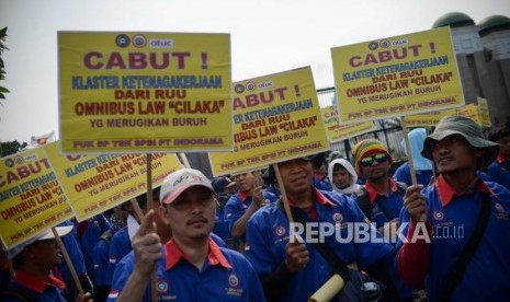 Sejumlah massa buruh melakukan aksi unjuk rasa di depan Gedung DPR RI, Jakarta, Rabu (12/2).