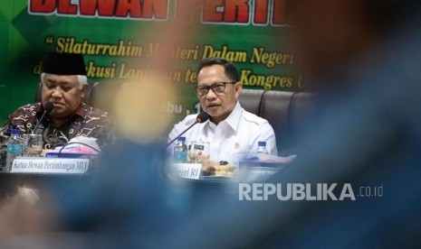 Mendagri Harap Kongres Umat Islam Indonesia Bangun SDM. Mendagri Tito Karnavian memberikan paparan didampingi Ketua Dewan Pertimbangan Majelis Ulama Indonesia (MUI) Din Syamsuddin dalam Rapat Pleno ke-49 Dewan Pertimbangan MUI di Jakarta, Rabu (12/2).