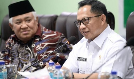 Din: Pancasila akan Rusak tanpa Agama. Foto: Mendagri Tito Karnavian memberikan paparan didampingi Ketua Dewan Pertimbangan Majelis Ulama Indonesia (MUI) Din Syamsuddin dalam Rapat Pleno ke-49 Dewan Pertimbangan MUI di Jakarta, Rabu (12/2).