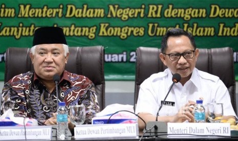 Komitmen Islam akan Diteguhkan di KUII. Foto: Mendagri Tito Karnavian memberikan paparan didampingi Ketua Dewan Pertimbangan Majelis Ulama Indonesia (MUI) Din Syamsuddin dalam Rapat Pleno ke-49 Dewan Pertimbangan MUI di Jakarta, Rabu (12/2).