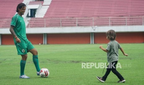 Pesepak bola PS Sleman Irfan Bachdim bermain bola dengan anaknya usai sesi perkenalan pemain baru di Stadion Maguwoharjo, Sleman, DI Yogyakarta, Rabu (12/2/2020).