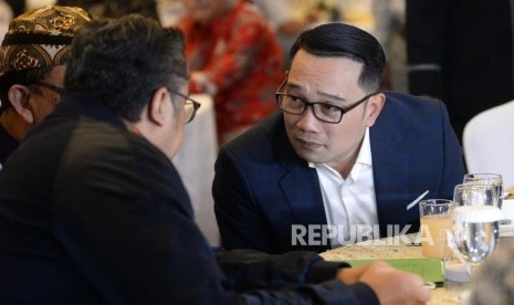 Gubernur Jawa Barat Ridwan Kamil berbincang dengan para tamu pada acara Forum Silaturahmi Masyarakat Jawa Barat Tahun 2020 di Jakarta, Rabu (12/2).