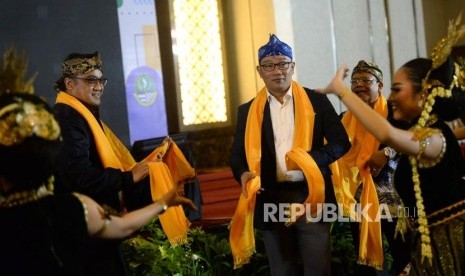 Gubernur Jawa Barat Ridwan Kamil bersama Anggota DPR Dede Yusuf menari pada acara Forum Silaturahmi Masyarakat Jawa Barat Tahun 2020 di Jakarta, Rabu (12/2).