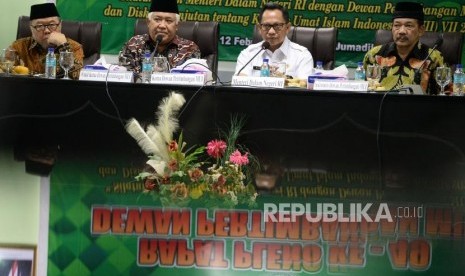 Mendagri Tito Karnavian (dua kanan) memberikan paparan didampingi Ketua Dewan Pertimbangan Majelis Ulama Indonesia (MUI) Din Syamsuddin (dua kiri) dan Pimpinan Dewan Pertimbangan MUI dalam Rapat Pleno ke-49 Dewan Pertimbangan MUI di Jakarta, Rabu (12/2).