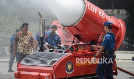 Pemadam Kebakaran mengoperasikan Unit Robot Pengurai Material Kebakaran LUF60 saat demonstrasi robot pemadam kebakaran di Halaman Dinas Pemadam Kebakaran DKI Jakarta, Kamis (13/2).