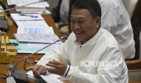 Menteri Energi dan Sumber Daya Mineral Arifin Tasrif mengikuti rapat kerja bersama Komisi VII DPR tentang Pembahasan Tingkat I RUU tentang Perubahan atas UU Nomor 4 Tahun 2009 tentang Pertambangan Mineral dan Batu Bara (RUU Minerba) serta pengesahan Tim Panitia Kerja (Panja) di Kompleks Parlemen Senayan, Jakarta, Rabu (12/2/2020).