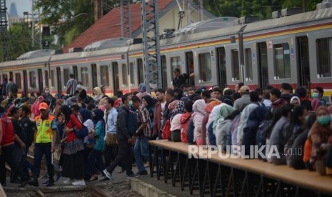 Sejumlah calon penumpang KRL memadati stasiun Manggarai, Jakarta, Kamis (13/2).