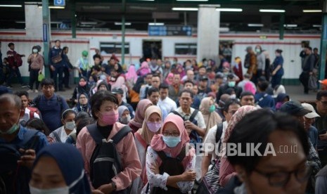 Sejumlah calon penumpang KRL memadati stasiun Manggarai, Jakarta, Kamis (13/2).