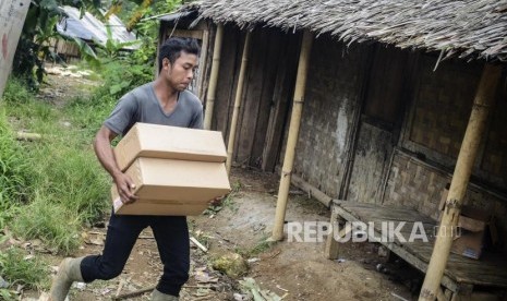 Warga membawa bantuan untuk Pondok Pesantren Riadul Mubtadiin di Kampung Ciparempeng, Desa Cileuksa, Sukajaya, Kabupaten Bogor, Jawa Barat, Kamis (13/2).