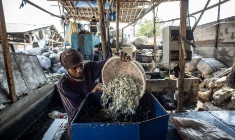 Pekerja memasukan sampah plastik yang telah dicacah ke mesin pengering di pabrik pengolahan sampah plastik kawasan Kapuk, Cengkareng, Jakarta, Selasa (10/9/2019).