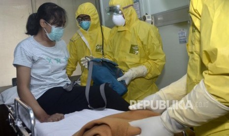 Tim medis melakukan penanganan terhadap seorang pasien saat simulasi penanganan pasien virus Corona di Rumah Sakit Umum Pusat Sanglah, Denpasar, Bali, Rabu (12/2/2020).