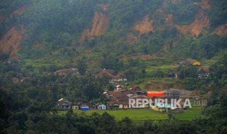 Pemukiman warga yang berada di dekat longsoran tanah di Desa Cileuksa, Kecamatan Sukajaya, Kabupaten Bogor, Jawa Barat, Kamis (13/2).