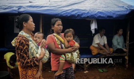 Sejumlah pengungsi saat beraktivitas di hunian sementara (huntara) di Kampung Cogobang, Desa Banjarsari, Kecamatan Lebak Gedong, Kabupaten Lebak, Banten, Kamis (13/2).