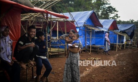 Sejumlah pengungsi saat beraktivitas di hunian sementara (huntara) di Kampung Cogobang, Desa Banjarsari, Kecamatan Lebak Gedong, Kabupaten Lebak, Banten, Kamis (13/2).