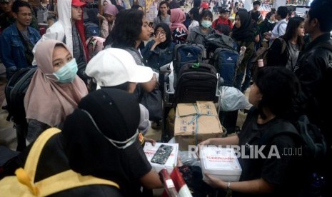 Sejumlah Warga Negara Indonesia (WNI) yang telah menjalani observasi Corona di Natuna bersiap melanjutkan perjalanan ke daerah masing-masing saat tiba di bandara Halim Perdanakusuma, Jakarta, Sabtu (15/2).