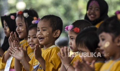 Sejumlah anak pengidap kanker bernyanyi bersama pada Peringatan Hari Kanker Anak Internasional. Anak dengan kanker memerlukan perawatan khusus yang multidisiplin.