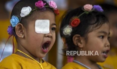 Anak pengidap kanker tampil pada Peringatan Hari Kanker Anak Internasional di Plaza Balai Kota, Kota Bandung, Ahad (16/2/2020). Kenali gejala kanker pada anak. 