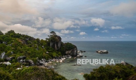 Pemandangan wisata Batu Sindu di kawasan Tanjung Senubing, Bunguran Timur, Natuna, Kepulauan Riau, Minggu (16/2/2020).Pemerintah resmi mengumumkan insentif bagi industri pariwisata termasuk maskapai penerbangan demi menangkal dampak negatif virus corona terhadap ekonomi nasional.  