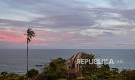 Pemandangan wisata Batu Sindu di kawasan Tanjung Senubing, Bunguran Timur, Natuna, Kepulauan Riau, Minggu (16/2/2020).