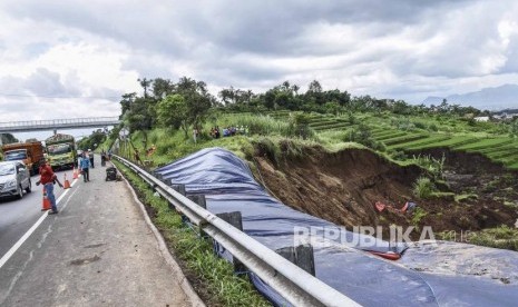 Petugas berada di area pemasangan perkuatan lereng di KM 118 Tol Cipularang, Kabupaten Bandung Barat.