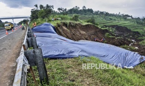 PVMBG Rekomendasi Kendaraan di Tol Cipularang Dibatasi. Petugas berada di area pemasangan perkuatan lereng di KM 118 Tol Cipularang, Kabupaten Bandung Barat, Senin (17/2).