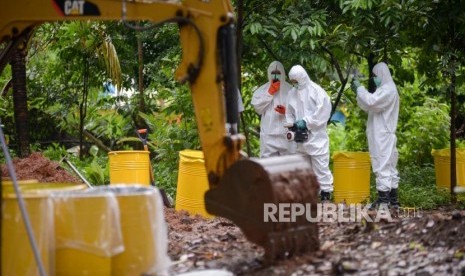 Petugas Kesatuan KBR (Kimia Biologi Radioaktif) Gegana Mabes Polri bersama petugas PTKMR (Pusat Teknologi Keselamatan Meteorologi Radiasi) mengukur paparan radiasi di area terpapar di Perumahan Batan Indah, Kota Tangerang Selatan, Banten, Senin (17/2).