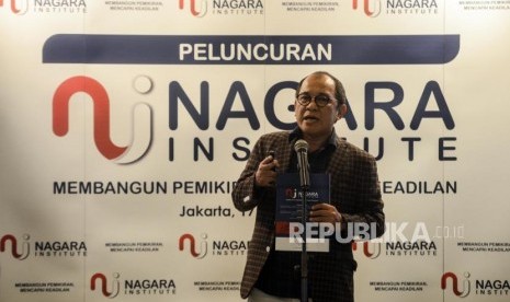 Direktur Eksekutif Nagara Institute Akbar Faizal memberikan paparan saat acara Mukadimah dan Peluncuran Nagara Institute, serta rilis  Daerah Terpapar Dinasti Politik sebagai Dampak Oligarki Politik di Jakarta, Senin (17/2).