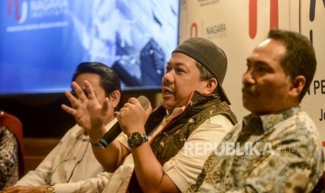 Wakil Ketua Umum Partai Golkar Rizal Mallarangeng (kanan) bersama Wakil Ketua Umum Partai Gelora Fahri Hamzah (kiri) saat diskusi pada acara Mukadimah dan Peluncuran Nagara Institute, serta rilis  Daerah Terpapar Dinasti Politik sebagai Dampak Oligarki Politik di Jakarta, Senin (17/2).