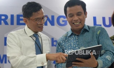 Direktur Utama PT Bank Tabungan Negara (Persero) Tbk. Pahala N. Mansury (kiri) berbincang dengan Direktur BTN Nixon L. P. Napitupulu sebelum memberikan paparannya dalam Media Briefing & Lunch di Kantor Wilayah Bank BTN Cawang, Jakarta, Senin (17/2).