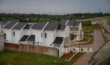 Deretan rumah bersubsidi Fasilitas Likuiditas Pembiayaan Properti (FLPP) di Cibarengkok  Pengasinan, Bogor, Jawa Barat, Senin (17/2/2020).  Pembelian properti banyak ditunda sampai pandemi Covid-19 mereda. Ilustrasi.