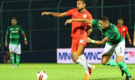 Pesepak bola Persija Jakarta Rohit Chand (kiri).